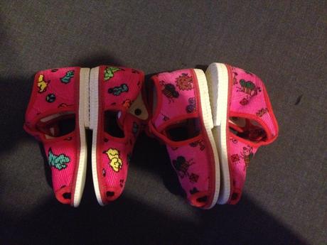 2 x žirafkové papučky, 23