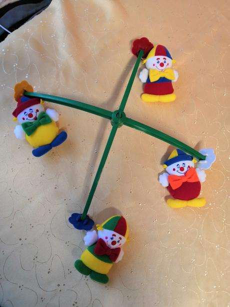 Kolotoč nad postýlku, 