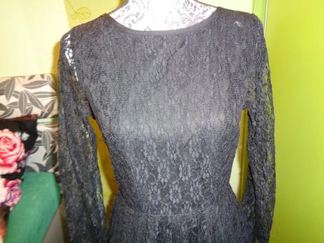 Luxusní černé společenské krajkové šaty skin, 40