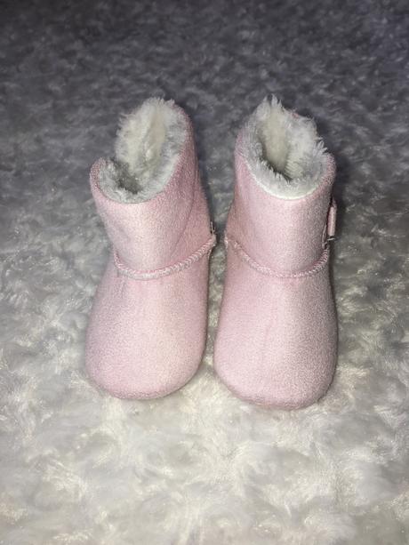 Růžové semišové válenky, 17