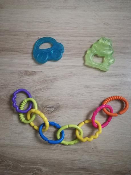 2 ks kousátek a skládací řetěz na kočárek,