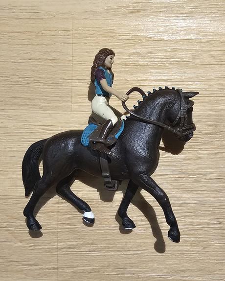 Figurka kůň černý a jezdkyně schleich,
