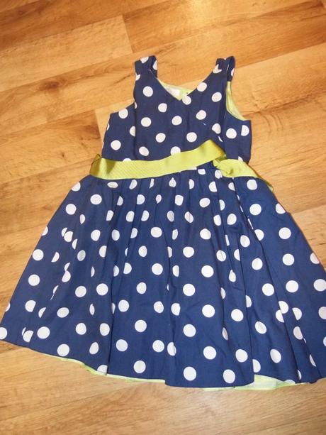 Puntíkované šaty, 122