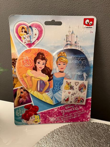 Výtvarné a kreativní potřeby,