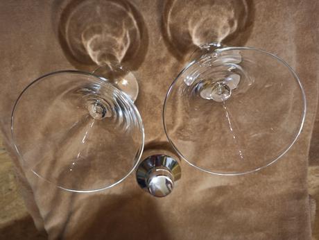 Shaker a dvě sklenice na drink,