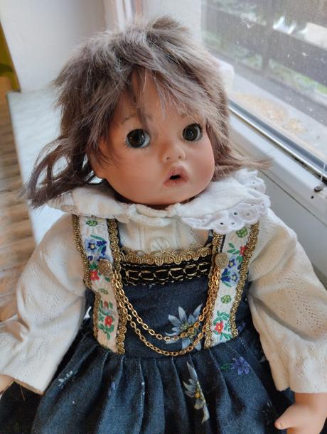 Značená sedící porcelánová panenka,