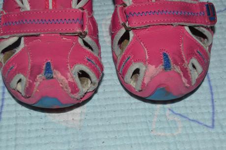 27 28 růžové sandály, 28