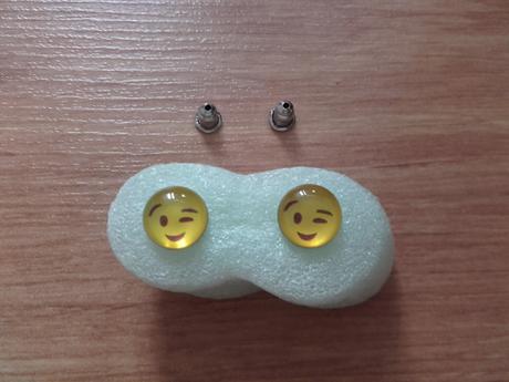 Náušnice emotikon mrknutí,