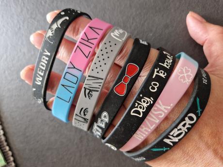 Náramky youtuberů merch, 