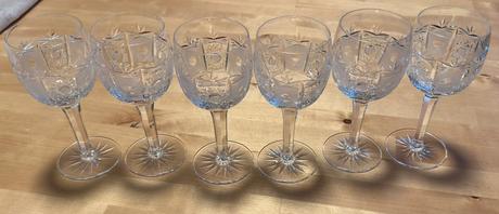Šest broušených sklenic z křišťálu na víno, 