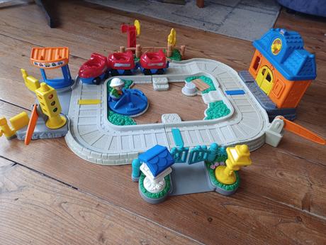 Krásná vláčkodráha fisher-price little people,
