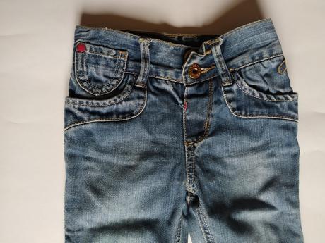 Džínečky s červenou mašlí, 86