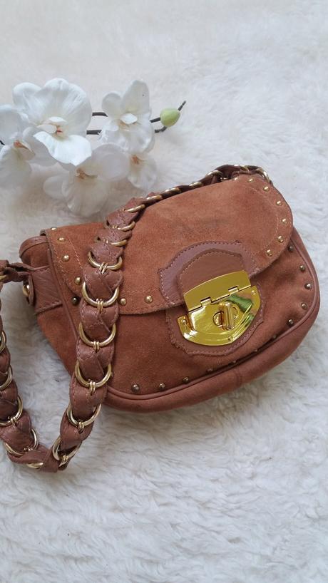 Malá béžová semišová kabelka přes rameno,