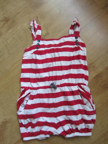 Všem dobře známý pruhovaný kraťáskový overal, next,104