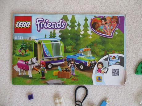 Lego friends mia a přívěs pro koně, 