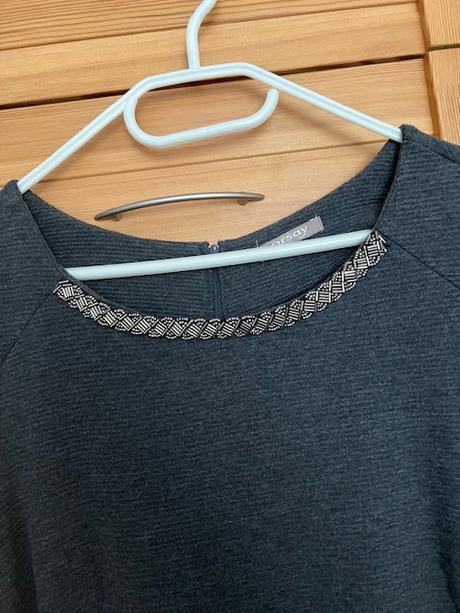 Dámské šaty s ozdobou u krku, orsay,m