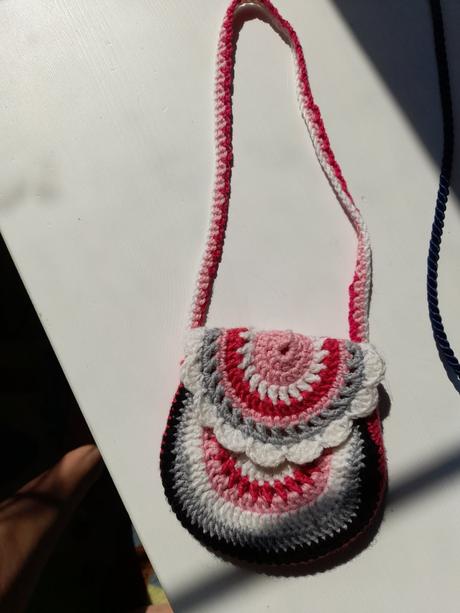 Taštička háčkovaná pro malou holčičku,