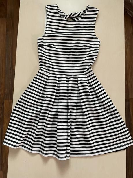 Pruhované šaty s průstřihem zad, vel xs, fb sister, xs