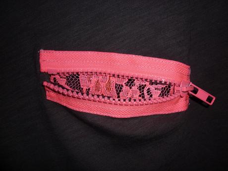 Hnědé tričko s růžovou krajkou made for loving, s