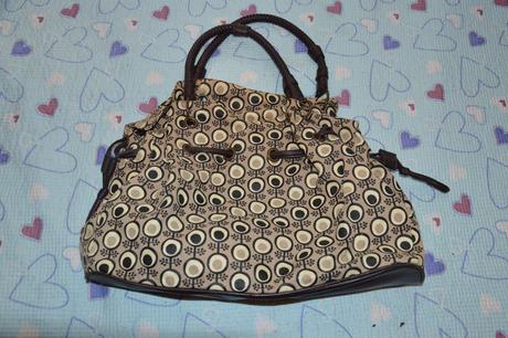 Hnědá kabelka se vzorem, 