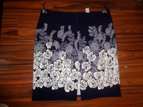 Nádherná tmavomodrá sukně s bílými květy, <50