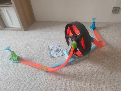 Dráha hot wheels - kdo s koho, 