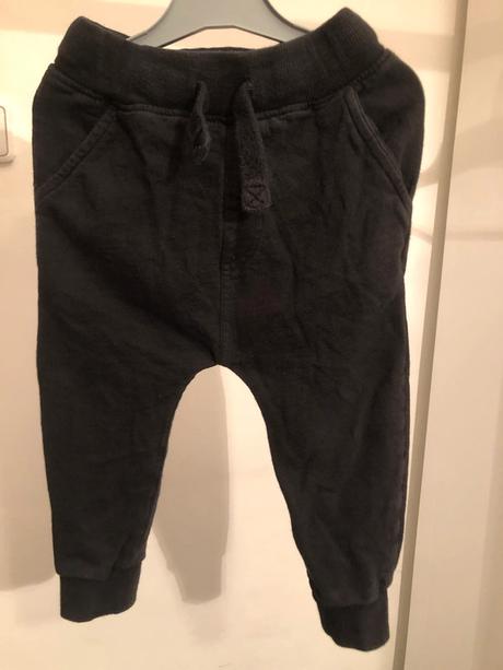 Černé tepláčky s kapsami a tkanicí, 86