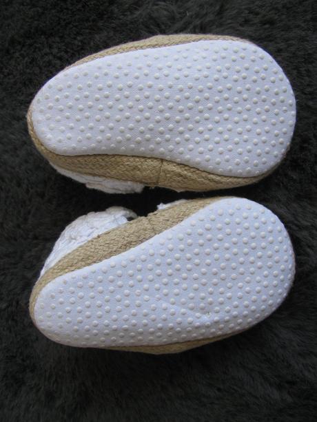 Kojenecké botičky, capačky s krajkou, <17