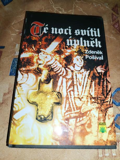 Kniha - té noci svítil úplněk,