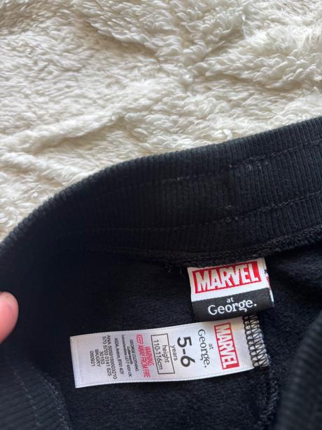 K8/ tepláky černé marvel - v.5/6 let, marvel,116