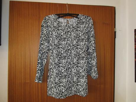 Pěkná lehoučká vzorovaná bílo-černá bavl. halenka, 40