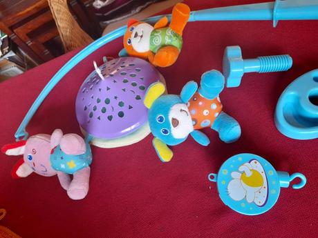 Kolotoč nad postýlku hrající,svítící a zrcátko,