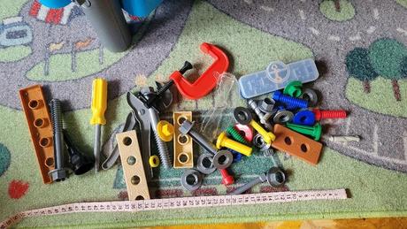 Dětský pracovní stolek a nářadí,