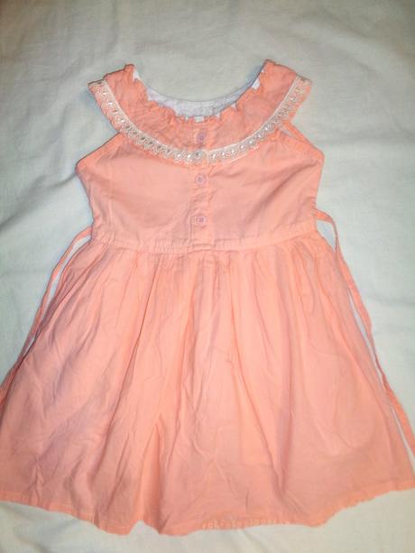 Krásné vyšívané lososové šaty, 116