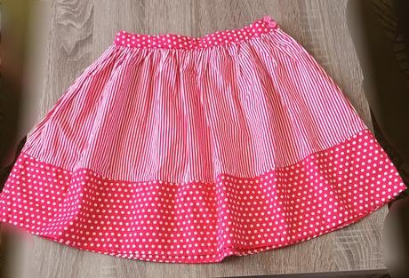 Sukně červená, 122