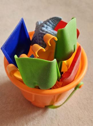 Kyblík, bábovky a lopatky na písek,