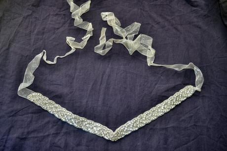 Dlouhý ozdobný pásek,