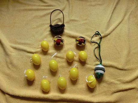 Žlutá závěsná vajíčka košíček velikonoční, 