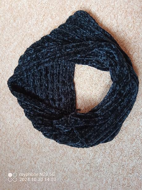 Nákrčník černý,