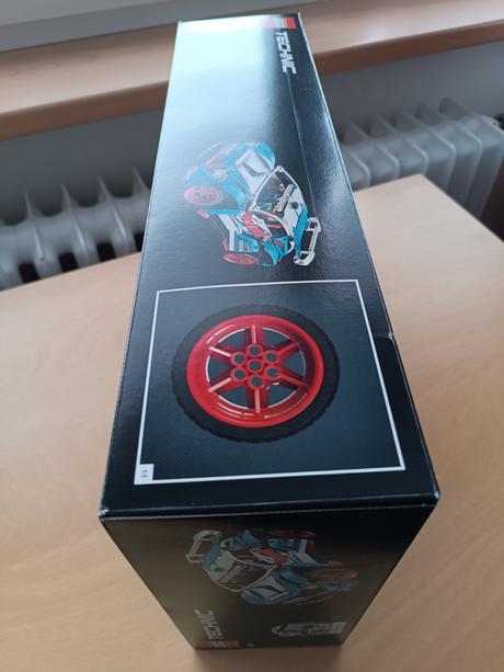 Lego technic 42077 závodní auto,