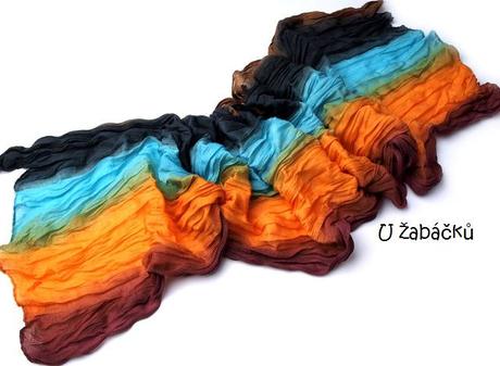 Duhová mačkaná šála malinová, 