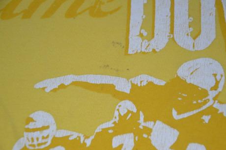 Žluté tričko s potiskem, 92