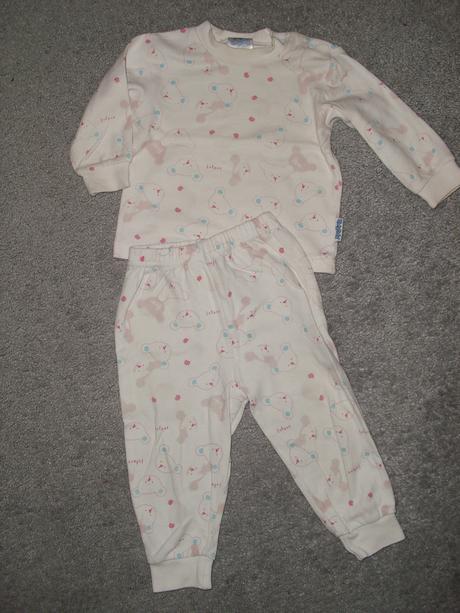 Pyžamo s medvídkama, 74