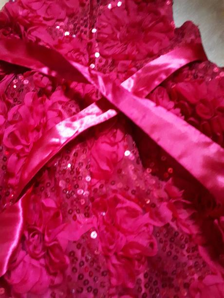 Krásné slavnostní zdobené šaty, 98