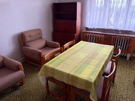 Skrin obyvak s vitrinou / + sekretar,