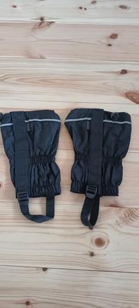 Černé návleky na nohy proti sněhu a chladu,