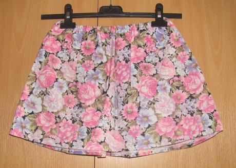 Květovaná minisukně, 134
