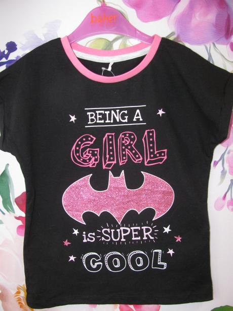 Černé tričko s nápisem being a girl, george,110