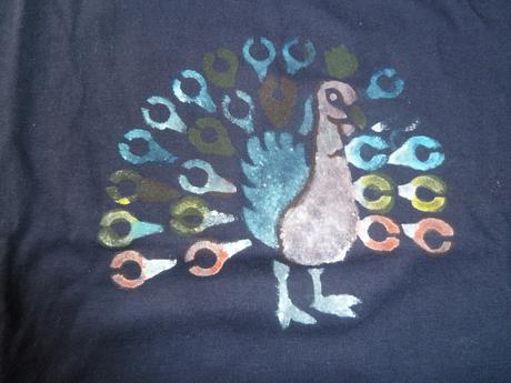 Nenošené triko s pávem, 128