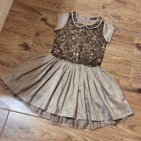 Slavnostní šaty zdobené drobnými zlatými flitříky, matalan,134